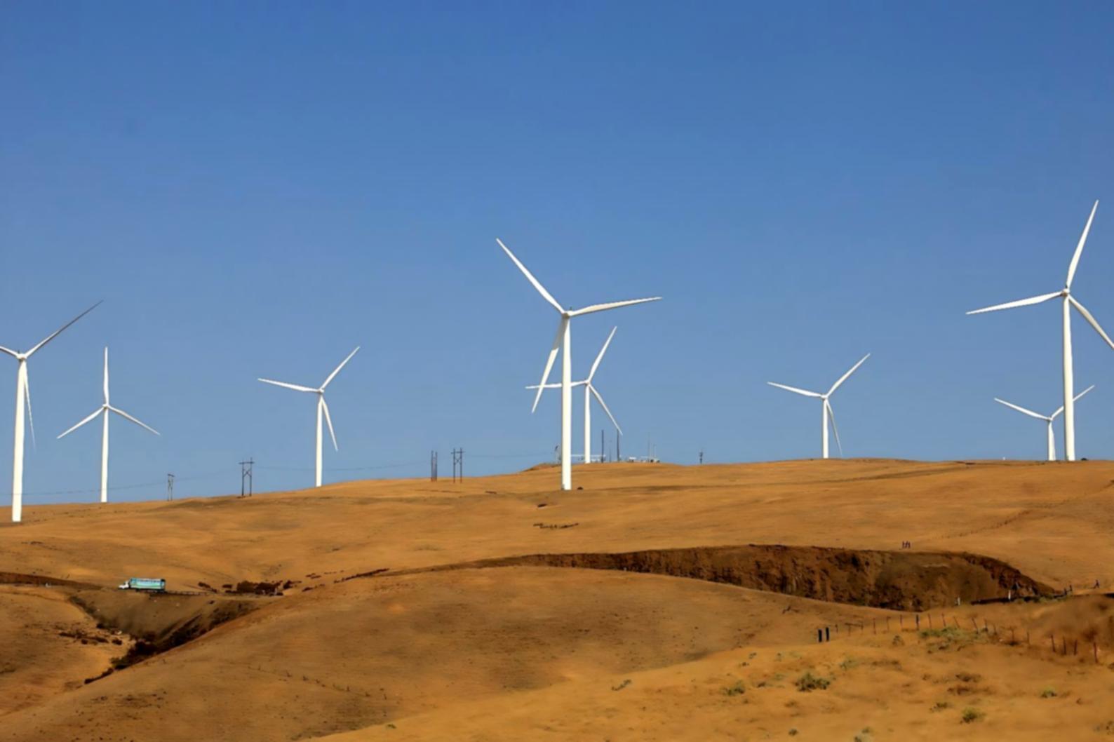 エネルギー産業の実務現場における技術者の作業風景